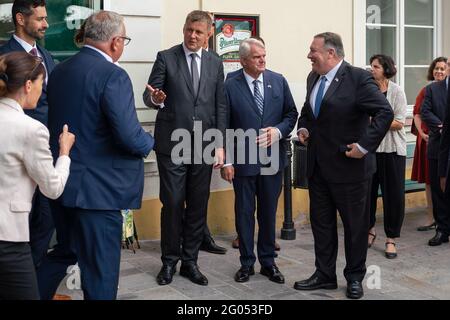 Il Segretario di Stato Michael R. Pompeo parla con il Ministro degli Esteri ceco Tomas Petricek alla fabbrica di birra Pilsner Urquell a Pilsen, Repubblica Ceca, il 11 agosto 2020. Foto Stock