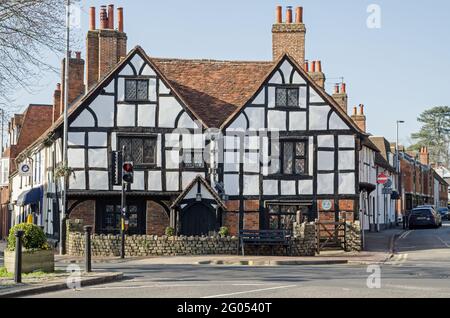 Wokingham, Regno Unito - 28 febbraio 2021: Vista della storica Tudor House nel mezzo di Wokingham, Berkshire in una soleggiata giornata primaverile. Foto Stock