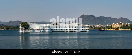 Palazzo del lago sul lago Pichola Panorama, Udaipur, Rajasthan, India Foto Stock