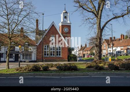 Wokingham, Regno Unito - 28 febbraio 2021: Vista degli edifici storici sulla Station Road e la terrazza nel mezzo di Wokingham in un sole giorno di primavera. Foto Stock