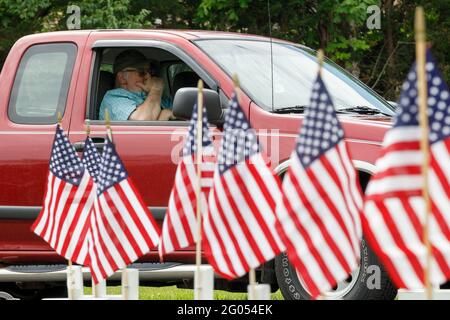 Grove, Stati Uniti. 31 maggio 2021. Bob James, un veterano dell'aeronautica di 71 anni di Grove City, Ohio, Siede in un camion di pick-up Chevy che copre il suo volto durante la processione del Memorial Day Service per onorare i veterani. L'American Legion Paschall Post 164 e i Veterans of Foreign War 8198 ospitano il servizio Memorial Day al Grove City Cemetery. (Foto di Stephen Zenner/SOPA Images/Sipa USA) Credit: Sipa USA/Alamy Live News Foto Stock