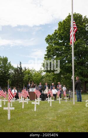 Grove, Stati Uniti. 31 maggio 2021. La bandiera americana vola mezzo palo per onorare i soldati caduti il Memorial Day. L'American Legion Paschall Post 164 e i Veterans of Foreign War 8198 ospitano il servizio Memorial Day presso il Grove City Cemetery. Credit: SOPA Images Limited/Alamy Live News Foto Stock