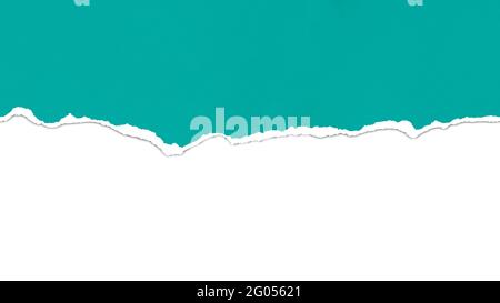 Carta blu strappata orizzontalmente con ombre morbide per dividere il testo su uno sfondo bianco. Foto Stock