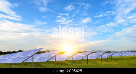 Pannelli solari o fonti energetiche alternative fotovoltaiche, concetto di risorse sostenibili e rispettose dell'ambiente. Foto Stock
