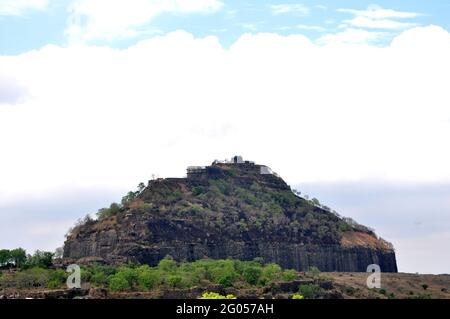 Bella vista del Forte Devgiri Daulatabad ad Aurangabad, Maharashtra, India sotto un cielo nuvoloso Foto Stock