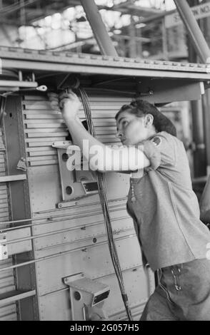 Voltee Aircraft Company. Installazione del cablaggio elettrico in una fusoliera, Nashville, Tennessee, agosto 1942 Foto Stock