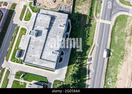 nuovo garage multilivello in costruzione. vista aerea dal drone volante Foto Stock