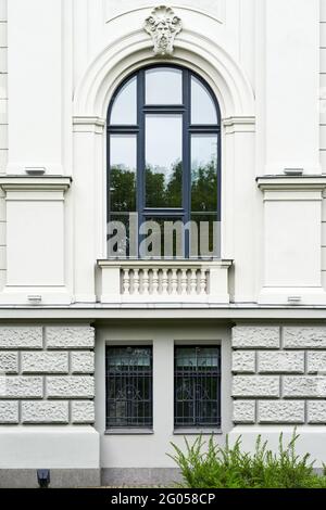 facciata dell'edificio, grande finestra in legno ad arco semicircolare Foto Stock