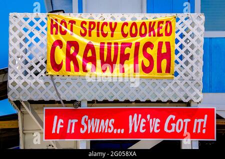 Un cartello pubblicizza l'aragosta cucinata piccante e piccante al Billy's Seafood sul fiume Bon Secour, 27 maggio 2021, a Bon Secour, Alabama. B Foto Stock
