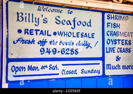 Un cartello è appeso al muro di Billy's Seafood sul fiume Bon Secour, 27 maggio 2021, a Bon Secour, Alabama. Foto Stock