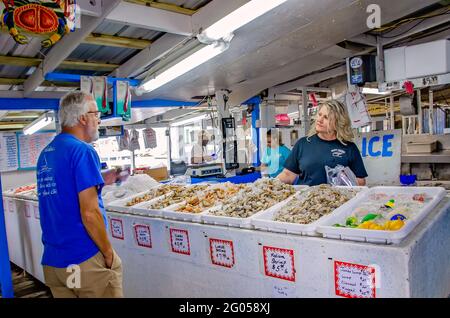 Un cliente acquista gamberi freschi presso il Billy's Seafood sul fiume Bon Secour, 27 maggio 2021, a Bon Secour, Alabama. Foto Stock