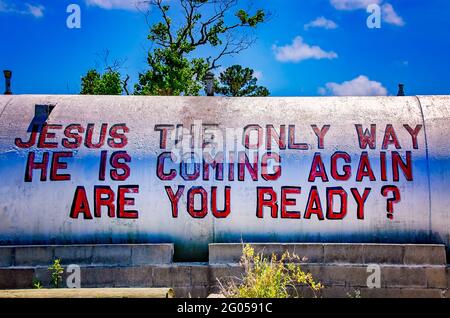 Un segno religioso è dipinto su un carro armato al di fuori di Billy's Seafood sul fiume Bon Secour, il 27 maggio 2021, a Bon Secour, Alabama. Foto Stock