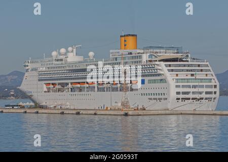 Costa Victoria crociera ancorata nel porto di Corfù Grecia Foto Stock