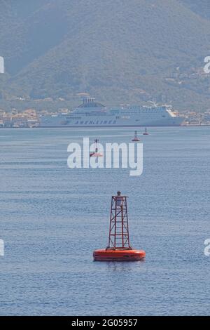 Boe rosse nelle acque di Igoumenitsa nel Mar Ionio Grecia Foto Stock