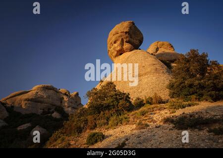 Tramonto alla guglia di Cap de Mort a Montserrat, visto dal basso (provincia di Barcellona, Catalogna, Spagna) ESP: Atardecer en el Cap de Mort en Montserrat Foto Stock