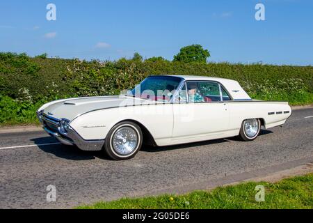 1962 Ford Thunderbird 1298cc a benzina 2dr auto di lusso personale, guida su strade di campagna in rotta per Capesthorne Hall, mostra di auto classica a Cheshire, Regno Unito Foto Stock