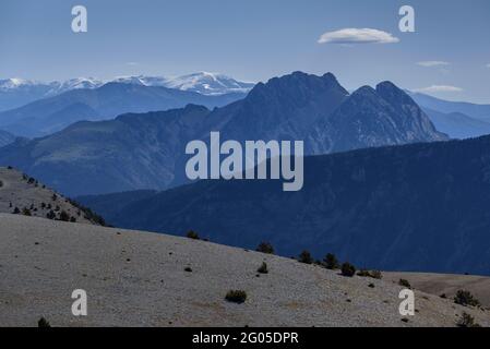 Vista dalla cima del Pedró dels Quatre Batlles, nella catena del Port del Comte (Lleida, Catalogna, Spagna, Pirenei) Foto Stock