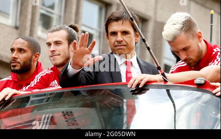 File foto datata 08-07-2016 di Ashley Williams, Gareth Bale e Aaron Ramsey del Galles con il manager Chris Coleman su un autobus scoperto durante il ritorno a casa di Euro 2016 nel centro di Cardiff. Data di emissione: Martedì 1 giugno 2021. Foto Stock