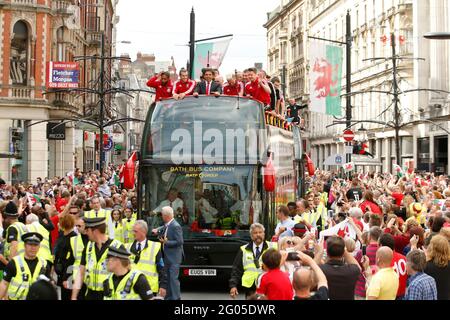 File foto datata 08-07-2016 della squadra del Galles su un autobus scoperto durante il ritorno a casa di Euro 2016 nel centro di Cardiff. Data di emissione: Martedì 1 giugno 2021. Foto Stock