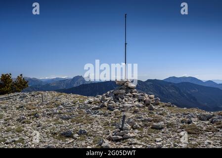 Vista dalla cima del Tossal de l'Estivella, nella catena del Port del Comte (Catalogna, Spagna, Pirenei) Foto Stock