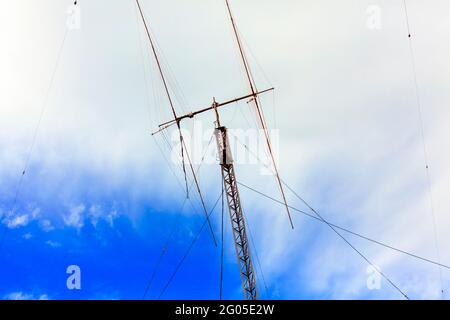 Antenna radio HAM contro cielo nuvoloso all'aperto Foto Stock