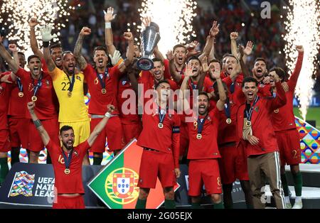 File foto datata 09-06-2019 dei giocatori portoghesi che festeggiano con il trofeo dopo la finale della Lega delle Nazioni a Estadio do Dragao, Porto. Data di emissione: Martedì 1 giugno 2021. Foto Stock