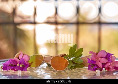 Surreal bougainvillea rosa brillante fiori in un cono gelato e occhiali da sole. Sfondo di vacanze estive. Spazio di copia. Foto Stock