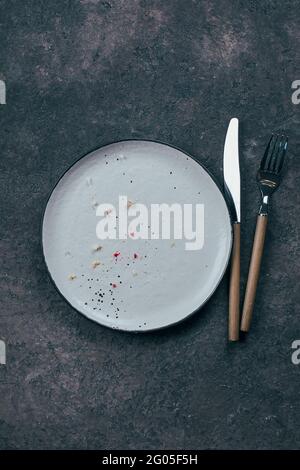 Svuotare il piatto con briciole dopo aver mangiato. Il concetto della fine della celebrazione. Vista dall'alto, piatto Foto Stock