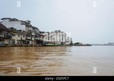 Alloggi a Kapuas lato fiume, Pontianak, Indonesia durante smog causato da fuoco terra nel 2015. Foto Stock