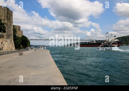 Famoso ponte bogazici, Bosforo o Bosforo a İstanbul, città di costantinopoli, Turchia su cielo blu nuvoloso. Foto Stock