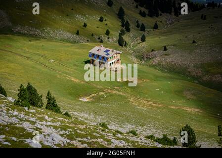 Catena montuosa dell'Ensija vista da vicino al rifugio Ensija (Berguedà, Catalogna, Spagna, Pirenei) ESP: Vista General de la Serra de Ensija desde la parte alta Foto Stock