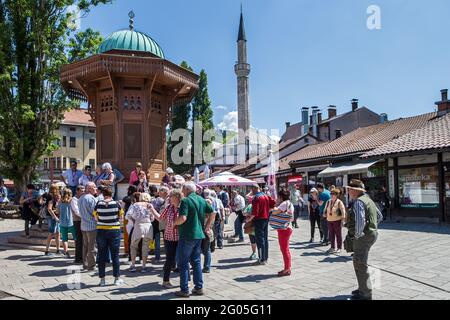 Fontana d'acqua più moschea di Cekrekcijina, Bascarsija, città vecchia, Sarajevo, Bosnia ed Erzegovina. Sebilj è una fontana in legno in stile ottomano (sebil) Foto Stock