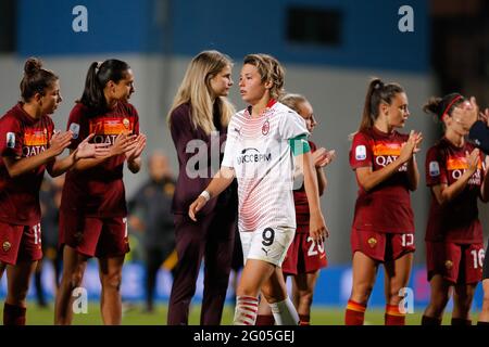 Reggio Emilia, Italia. 30 maggio 2021. Valentina Giacinti (AC Milan) in lacrime circondate DA COME Roma giocatori durante le finali - AC Milano vs AS Roma, Coppa Italia Calcio femminile a Reggio Emilia, maggio 30 2021 Credit: Independent Photo Agency/Alamy Live News Foto Stock