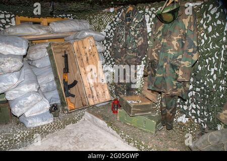 Avtomat Kalashnikova aka AK-47, AK e Kalashnikov più uniformi, Sarajevo Tunnel akaTunel spasa = Tunnel di salvataggio o Tunnel di speranza, museo, Saraje Foto Stock