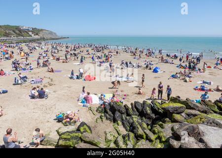 Folle sulla spiaggia Sunny Sands di Folkestone il lunedì di maggio, festa di primavera Foto Stock