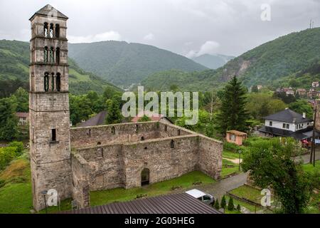 Campanile di San Luca, la Chiesa di Santa Maria convertita a Suleiman la magnifica moschea da Ottomano, Jajce, Bosnia, Bosnia ed Erzegovina Foto Stock