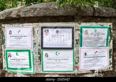 Elenco dei funerali, moschea di Roznamedzi Ibrahim-efendi, Mostar, Erzegovina, Bosnia-Erzegovina. Solo moschea non colpita dalla guerra bosniaca 1992-1995 Foto Stock