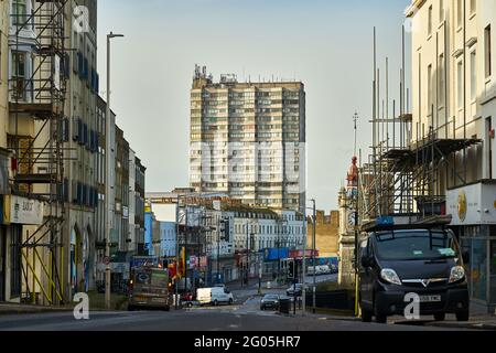 Margate, Regno Unito - 18 febbraio 2021: Arlington House Residential Tower Block visto da Marine Gardens Foto Stock