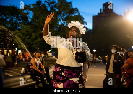 (210601) -- NEW YORK, 1 giugno 2021 (Xinhua) -- la gente partecipa ad un evento in ricordo del centesimo anniversario del massacro di Tulsa Race del 1921, a New York, Stati Uniti, 31 maggio 2021. La città di Tulsa commemorerà il centenario del massacro di Tulsa Race del 1921 lunedì con eventi e cerimonie per onorare le vittime. La notte del 31 maggio 1921, una folla bianca discese il prospero quartiere tutto nero di Greenwood nel nord di Tulsa. In meno di 24 ore, la folla bruciò quella che era stata conosciuta come 'Black Wall Street' a terra lasciando più di 10,000 senzatetto residenti. Il d esatto Foto Stock