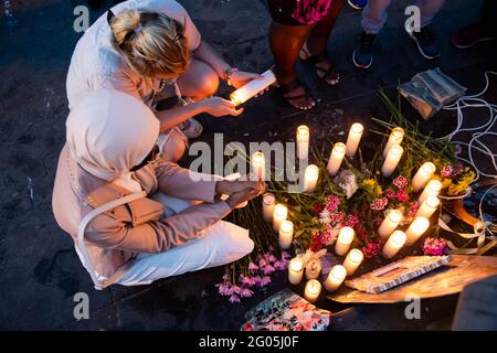 (210601) -- NEW YORK, 1 giugno 2021 (Xinhua) -- la gente partecipa ad un evento in ricordo del centesimo anniversario del massacro di Tulsa Race del 1921, a New York, Stati Uniti, 31 maggio 2021. La città di Tulsa commemorerà il centenario del massacro di Tulsa Race del 1921 lunedì con eventi e cerimonie per onorare le vittime. La notte del 31 maggio 1921, una folla bianca discese il prospero quartiere tutto nero di Greenwood nel nord di Tulsa. In meno di 24 ore, la folla bruciò quella che era stata conosciuta come 'Black Wall Street' a terra lasciando più di 10,000 senzatetto residenti. Il d esatto Foto Stock