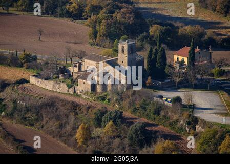 Villaggio di Lluçà visto dalla collina del castello di Lluçà in inverno (Osona, Barcellona, Catalogna, Spagna) ESP: Vistas del pueblo de Lluçà desde el castillo Foto Stock