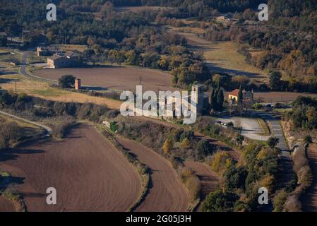 Villaggio di Lluçà visto dalla collina del castello di Lluçà in inverno (Osona, Barcellona, Catalogna, Spagna) ESP: Vistas del pueblo de Lluçà desde el castillo Foto Stock