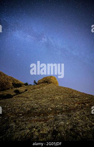 Via Lattea sulle rocce di Montserrat, visto dall'eremo di Sant Antoni (Barcellona, Catalogna, Spagna) ESP: Vía Láctea sobre Montserrat Foto Stock
