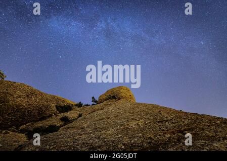 Via Lattea sulle rocce di Montserrat, visto dall'eremo di Sant Antoni (Barcellona, Catalogna, Spagna) ESP: Vía Láctea sobre Montserrat Foto Stock