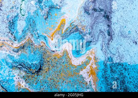 Inchiostro alcolico blu, motivo a vortice, arte moderna fluida, sfondo dipinto, struttura a inchiostro liquido. Effetto Waves, disegno di lavaggio alla moda. Design creativo estivo. Foto Stock