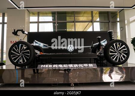 Una piattaforma MEB in esposizione presso lo stabilimento SAIC Volkswagen di Shanghai che assembla auto elettriche. Foto Stock