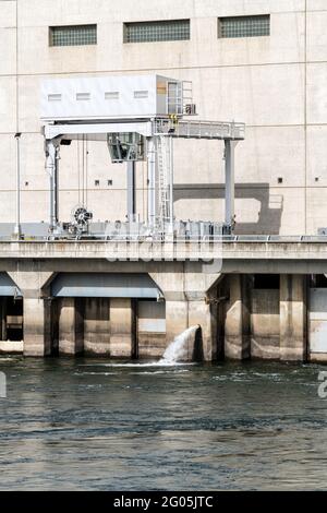 Una gru presso la centrale elettrica della diga di Ice Harbor a Washington, USA Foto Stock