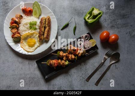 I kebab mediorientali di delicatezza fatti di carne di pollo e verdure saltate servono come antipasti. Foto Stock