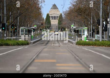 Melbourne, Australia. 28 maggio 2021. Foto scattata il 28 maggio 2021 mostra una strada vuota a Melbourne, Australia. Lo stato australiano di Victoria è entrato nel quinto giorno del suo blocco martedì con il numero di casi COVID-19 nell'ultimo focolaio che è salito a 54. Credit: Bai Xue/Xinhua/Alamy Live News Foto Stock