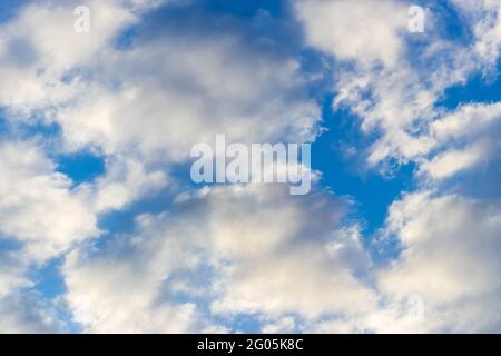 Blue sky con sfondo bianco delle nuvole Foto Stock